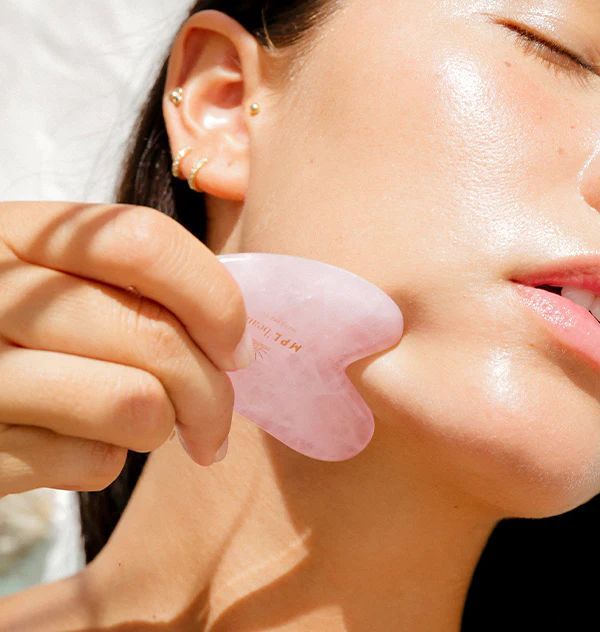 Gua-Sha Sculptant – Visage Drainé, Liftant & Lumineux