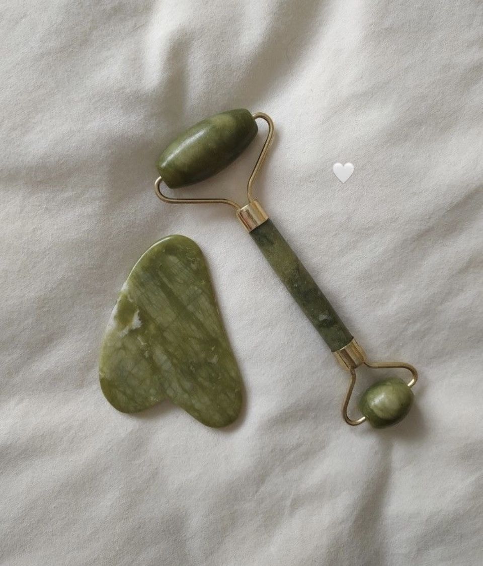 Gua-Sha Sculptant – Visage Drainé, Liftant & Lumineux